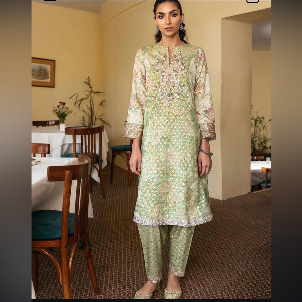 Ethnc pk Elegant Pakistani Green Floral Embroidered Suit